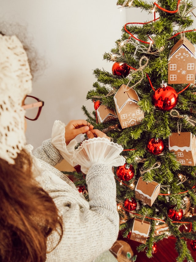 Kartonnen huisjes knutselen voor in de kerstboom