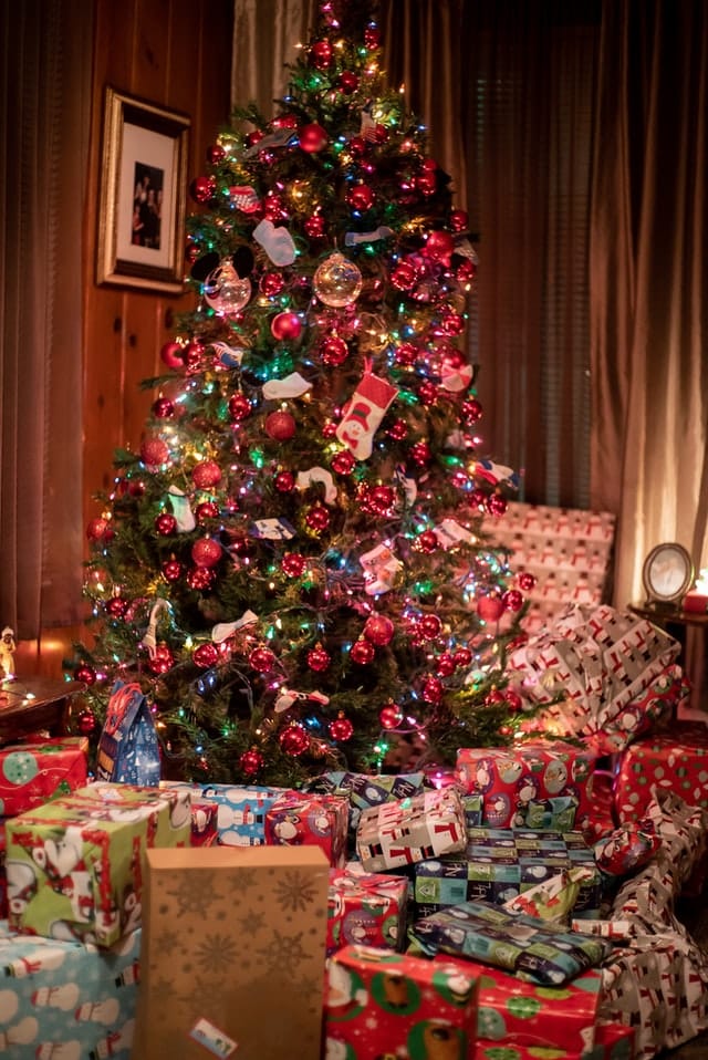 Kerstboom met felle versiering en gekleurde lichtjes