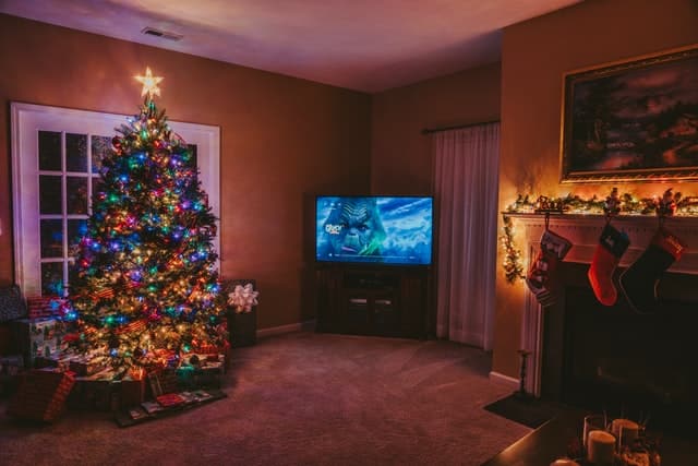 Kerstboom met gekleurde lampjes