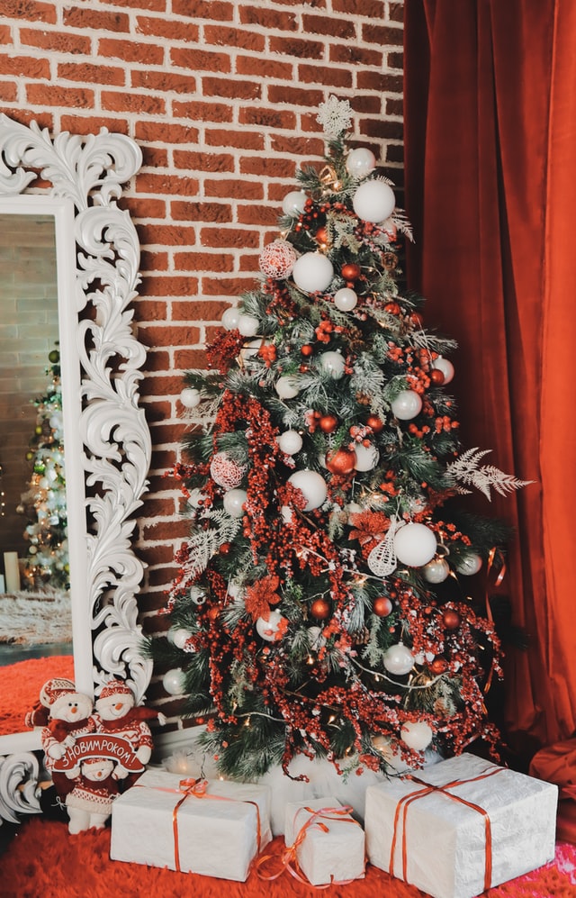 Kerstboom oranje versiering
