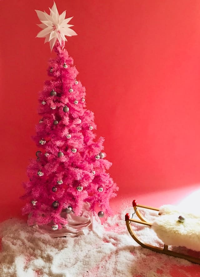 Roze kerstboom versieren