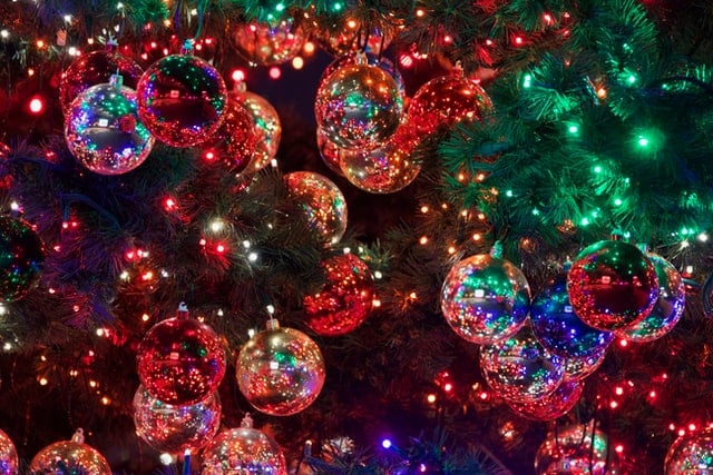 felgekleurde kerstboom