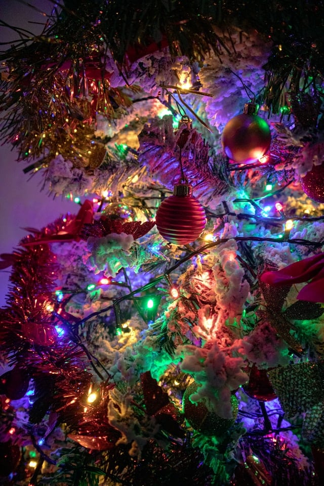 gekleurde lampen kerstboom