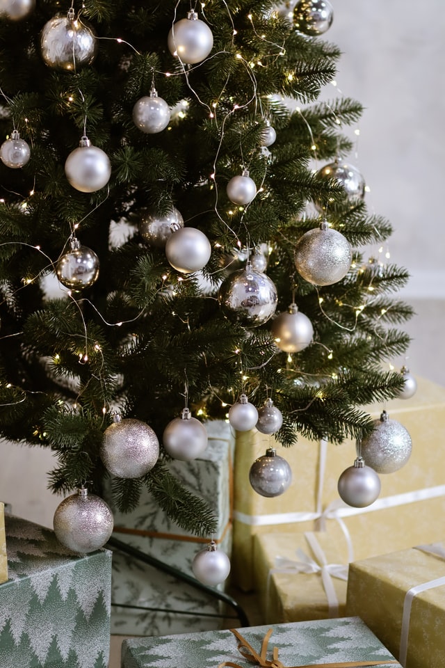 zilveren kerstsboom versiering